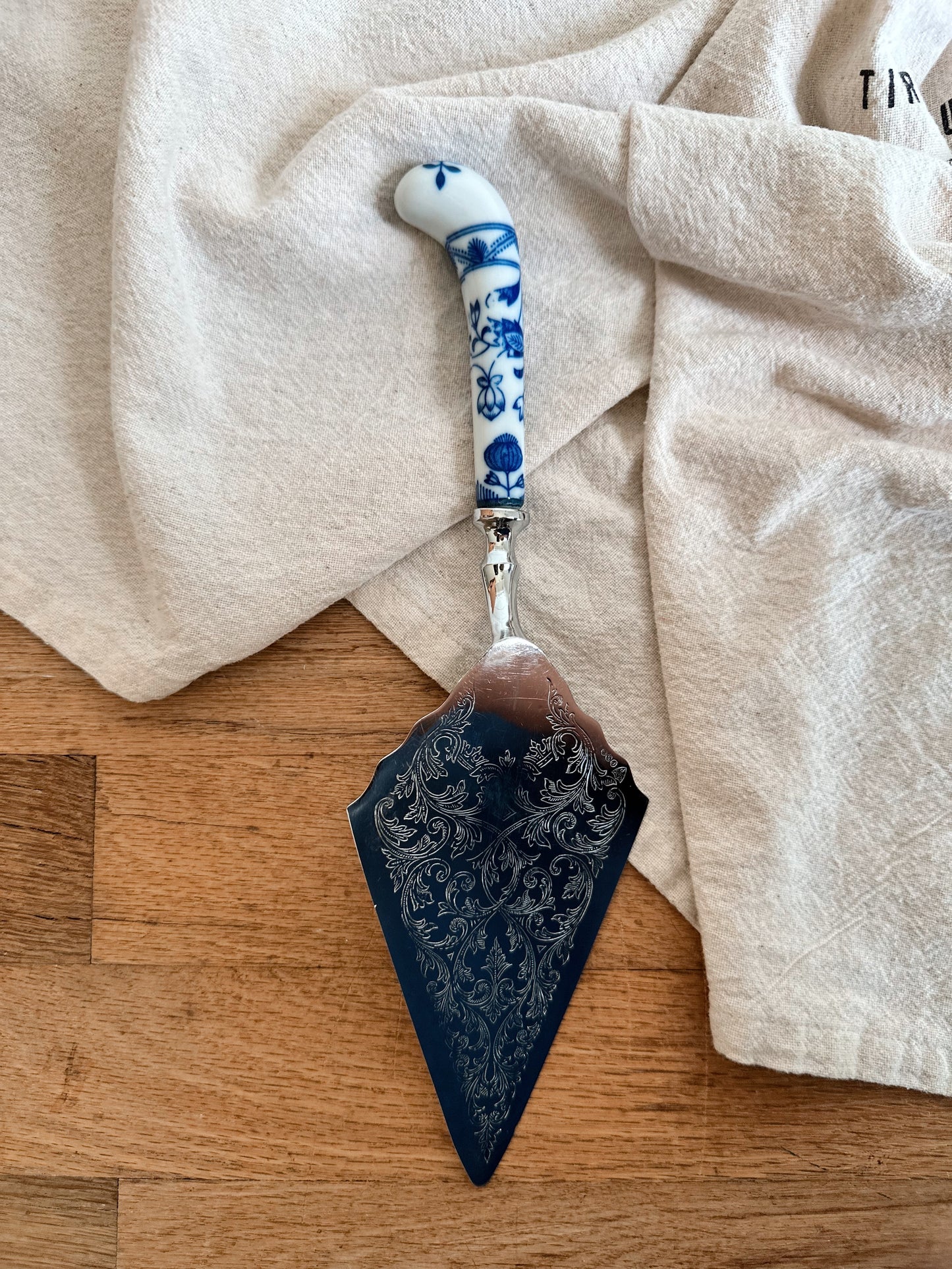 Vintage Prill Silver Co. Pie Server, Blue Onion Style